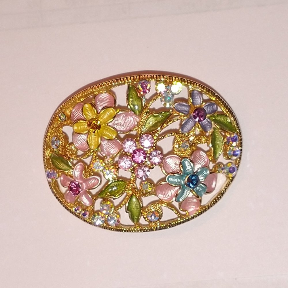 Gold trimmed floral brooch